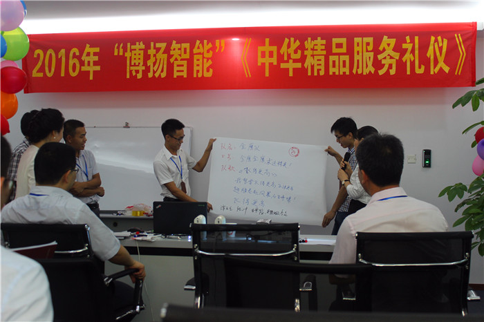 圖為金鷹隊在展示自己隊名、口號、隊歌、隊旗。