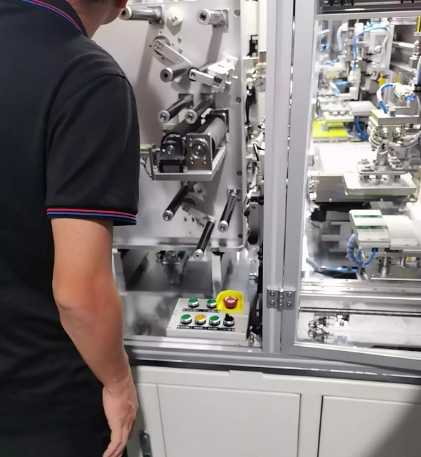 用于制片機(jī)和疊片機(jī)的伺服控制，提升電氣工程中IO精度的解決方案