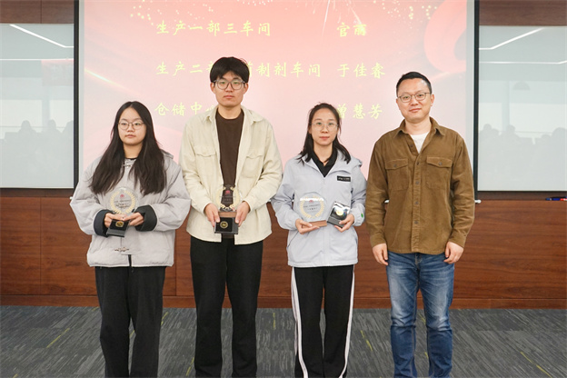 1730698298607350CA8D.jpg 4-頒發一年青徽章3.jpg