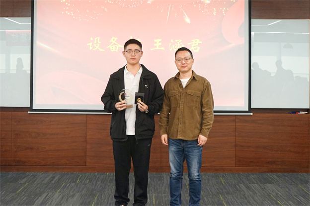 1730698304562339DF5D.jpg 4-頒發一年青徽章4.jpg