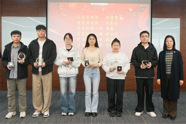 1730698310517371F7C9.jpg 4-頒發一年青徽章5.jpg